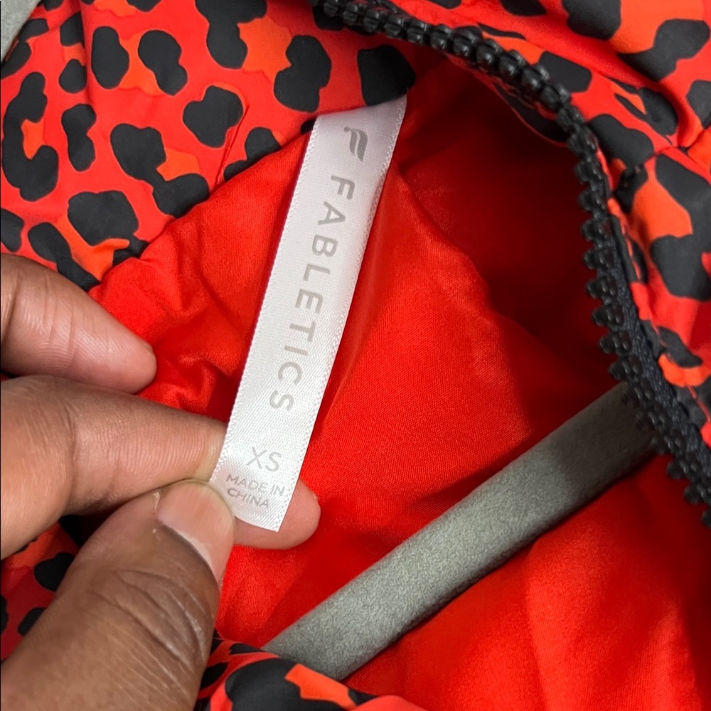 Fabletics Wander Cropped Puffer Jacket Womens XS - Picture 2 of 10